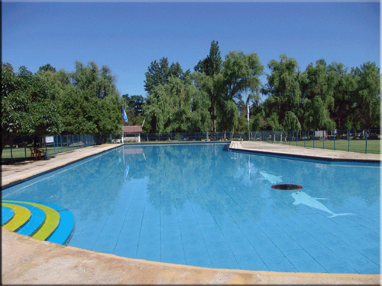 Piscina del Centro Turístico La Herradura rodeada de áreas verdes